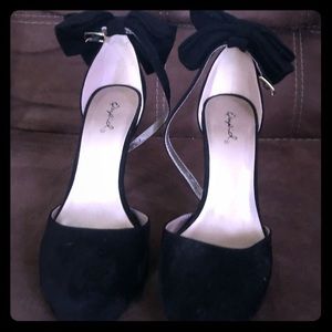 6.5 Strappy pumps with bow detail on the back